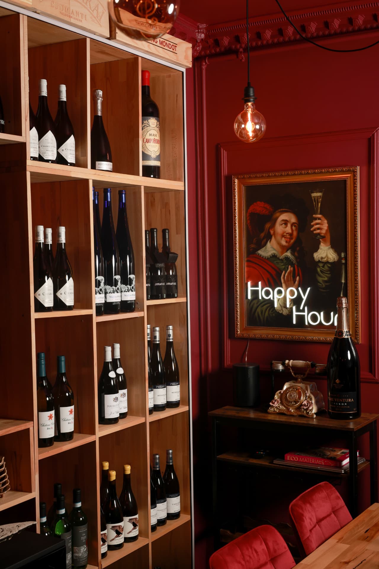 Salonul interior pregătit pentru seară